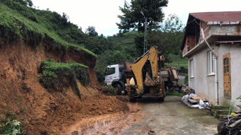 Rize'nin beş ilçesinde heyelan: 28 köy yolu ulaşıma kapandı