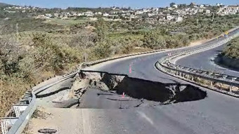 Söke-Kuşadası Karayolu'nda yol çöktü