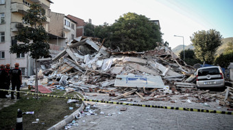 Balıkesir depreminde yıkılan binanın kolonlarının kesildiği iddia edildi
