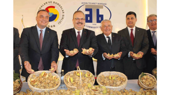 Aydın’da sezonun ilk kuru inciri 800 TL'den satışa sunuldu