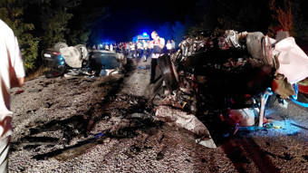 Çanakkale'de 2 araç kafa kafaya çarpıştı! 6 kişi hayatını kaybetti