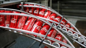 Coca-Cola'da kırmızı alarm! Popüler içeceğini raflardan kaldırıyor