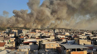 İzmir Buca yangınında ikinci gün: Havadan müdahale yeniden başladı (Video)