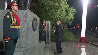 Putin, Trump ile görüşmesi öncesinde Rusya'da ABD-Sovyet anıtına çelenk bıraktı