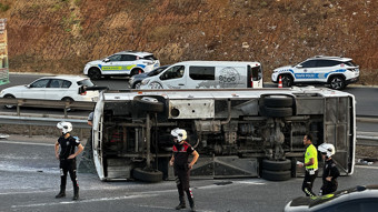 Ümraniye'de servis midibüsü devrildi: 8 yaralı