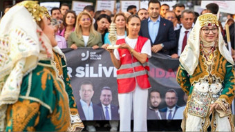 CHP Gençlik Kolları Çerçioğlu'nu 'omurga' ile protesto etti
