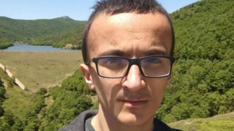 23 yaşındaki genç başı çekyatın altına sıkışmış halde ölü bulundu