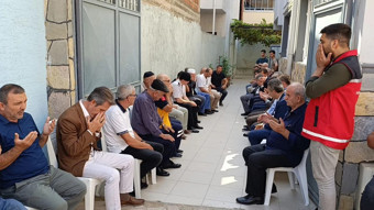 İzmir’de şehit düşen Emniyet Müdürü Muhsin Aydemir'in Bursa’daki babaevine bayrak asıldı
