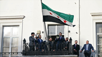 Londra’da Suriye bayrağı göndere çekildi