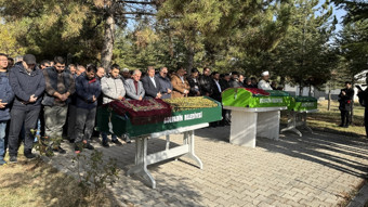 Gıda zehirlenmesi şüphesiyle ölen anne ve iki çocuğunun cenazesi defnedildi