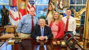 Trump, Washington’daki silahlı saldırıdan ağır yaralı kurtulan Ulusal Muhafız askerinin ailesini Beyaz Saray’da ağırladı