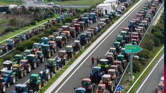 Yunanistan'da çiftçiler yol kapattı, polisle gerilim arttı