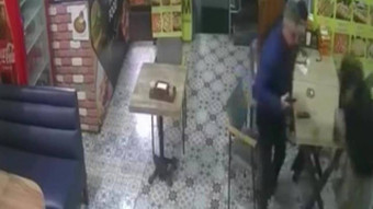 Antalya 4.3 ile sallandı, deprem anı güvenlik kamerasına yansıdı (Video)