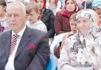 Eşinin yüzünü evlendiği gece gördü, adına okul yaptırıp birlikte kürsüye çıktı - Resim : 1