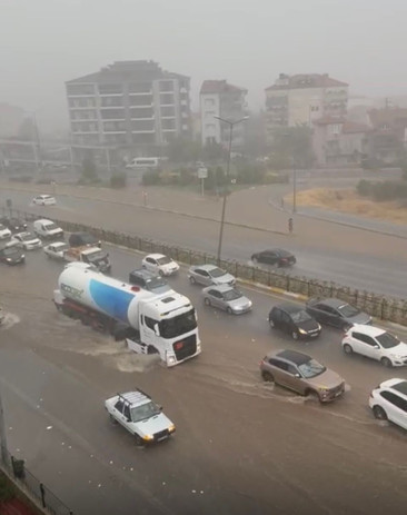 Denizli’de sağanak yağış: Yollar göle döndü, otobüsün üzerine ağaç devrildi - Resim : 2