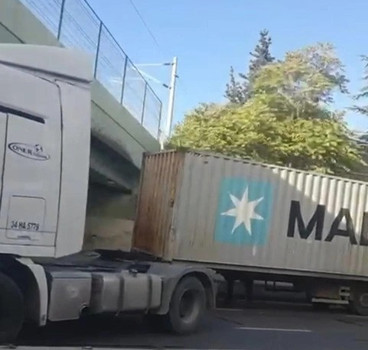 Bakırköy'de TIR Rauf Orbay üst geçidine çarptı! Olay yerine itfaiye ekipleri sevk edildi - Resim : 1