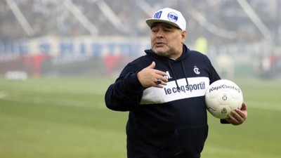Efsane futbolcu Maradona hayatını kaybetti