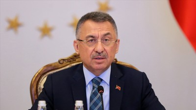 Cumhurbaşkanı Yardımcısı Oktay kürsüde rahatsızlandı