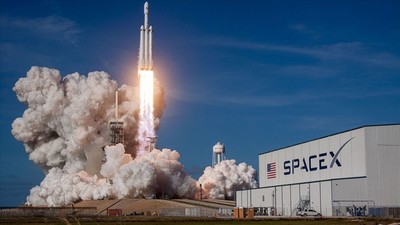 NASA, astronotlarını Ay'a indirecek kapsül için SpaceX'i seçti