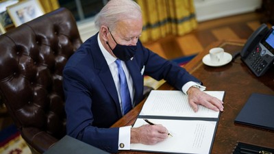 ABD Başkanı Biden, 1,9 trilyon dolarlık yardım paketini imzaladı