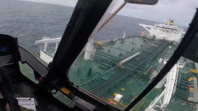 Lüks araçları taşıyan gemi Atlas Okyanusu'nda sürükleniyor