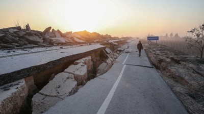 Antakya'da fay hattının geçtiği yol görüntülendi