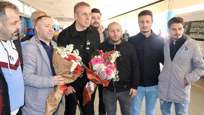 İstifa eden Abdullah Avcı, çiçeklerle karşılandı