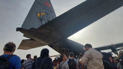 Bakan Akar'dan tahliye uçağına saldırıyla ilgili açıklama