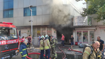 Bayrampaşa'da iş merkezinde yangın