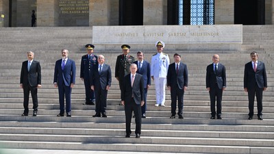 Erdoğan, YAŞ üyeleriyle Anıtkabir'i ziyaret etti