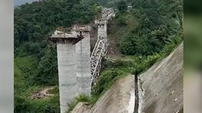 Hindistan'da demir yolu köprüsü çöktü: 26 ölü