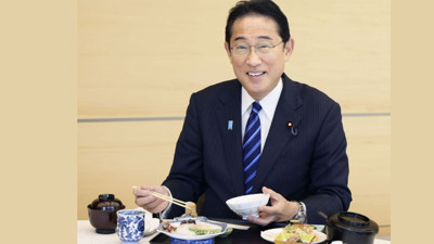 Japonya Başbakanı "radyoaktif endişeleri" gidermek için deniz mahsulü yedi