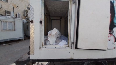 Morglar doldu, cesetler dondurma kamyonlarına konuluyor