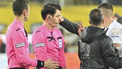 Hakem Halil Umut Meler'e saldırı anı böyle görüntülendi