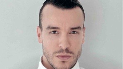 Cem Adrian'a sahnede saldırı