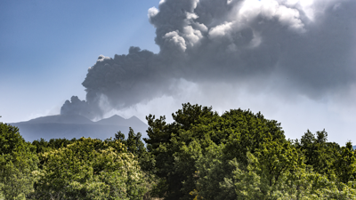 Etna Yanardağı lav ve kül püskürtüyor: Yollar külle kaplandı