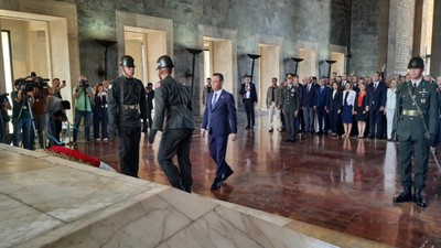 Özgür Özel'den 101. yılda 'azim ve kararlılıkla mücadele' mesajı