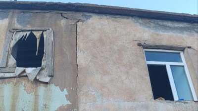 Bitlis'teki depremin ardından bir köyde evlerde çatlak oluştu