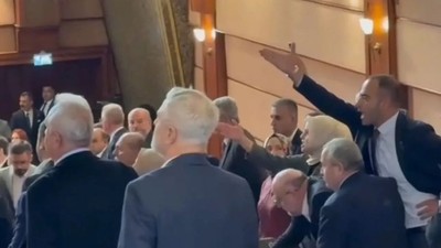 İBB Meclisi'nde kavga! Yumruklar, su şişeleri, dergiler havada uçuştu