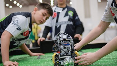 İzmir, Dünya Robot Olimpiyatları’na hazırlanıyor: 90 ülkeden 3 bin 500 kişi katılacak