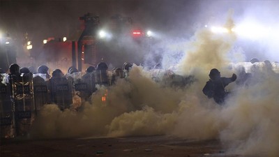 Tiflis'te polisin müdahale ettiği göstericiler dağılmaya başladı