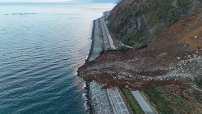 Artvin'de heyelan: Karadeniz Sahil Yolu ulaşıma kapandı