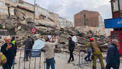 Güngören'de bina çöktü! Çok sayıda ekip bölgede: Yaşanan panik anı kamerada