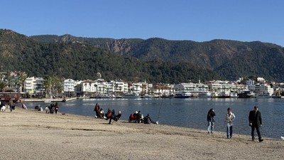 Bodrum ve Marmaris'te yılın ilk günü turistler plajlara koştu!