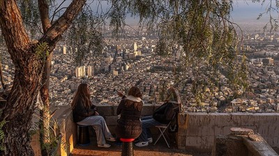 Suriyeliler, Kasyun Dağı'ndan Şam manzarasının tadını çıkarıyor