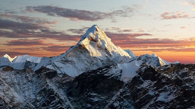 Nepalli dağcı Kami Rita, 31. kez Everest'in zirvesine tırmanarak rekor kırdı