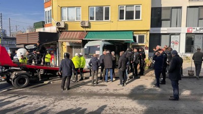 Kartal'da yolcu minibüsü kuaföre girdi: Yaralılar var