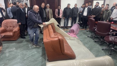 Seyhan Belediyesi’ne haciz! Makam odasındaki eşyalar götürüldü