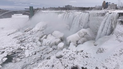 Niagara Şelaleleri soğuk havanın etkisiyle kısmen dondu