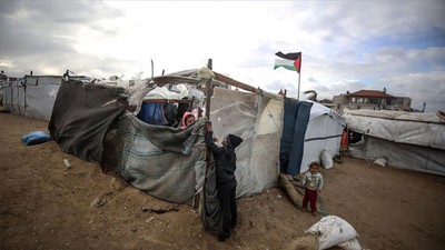 Çadırlarda yaşamaya mahkum edilen Filistinliler, soğuk hava ve fırtına ile mücadele ediyor